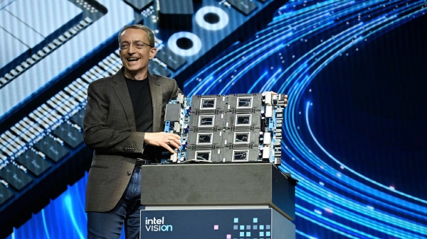 팻 겔싱어 인텔 CEO가 ‘인텔 비전 2024’에서 ‘가우디 3’를 소개하고 있다.