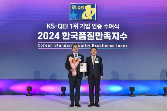 영림원소프트랩이 ‘2024 한국품질만족지수’ ERP 부문에서 1위를 차지했다. 사진은 박윤경 영림원소프트랩 부사장(왼쪽)